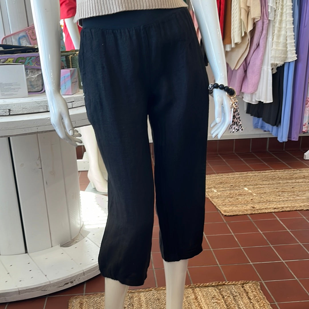 Solid Linen Capris by Splendid Iris Threads available in sizes Small through XL. 100% Linen. Available in Black or White. Inseam: 21" Rise: 10.5"